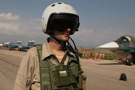 Un pilota russo nella base aerea di "Hmeymim" in Siria