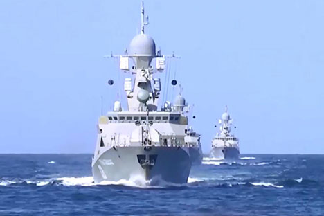 Russie, le 7 octobre 2015. Les bâtiments de la flotte russe tirent des missiles de croisière Kalibr depuis la mer Caspienne contre les positions de l’organisation extrémiste Etat islamique (EI) en Syrie.