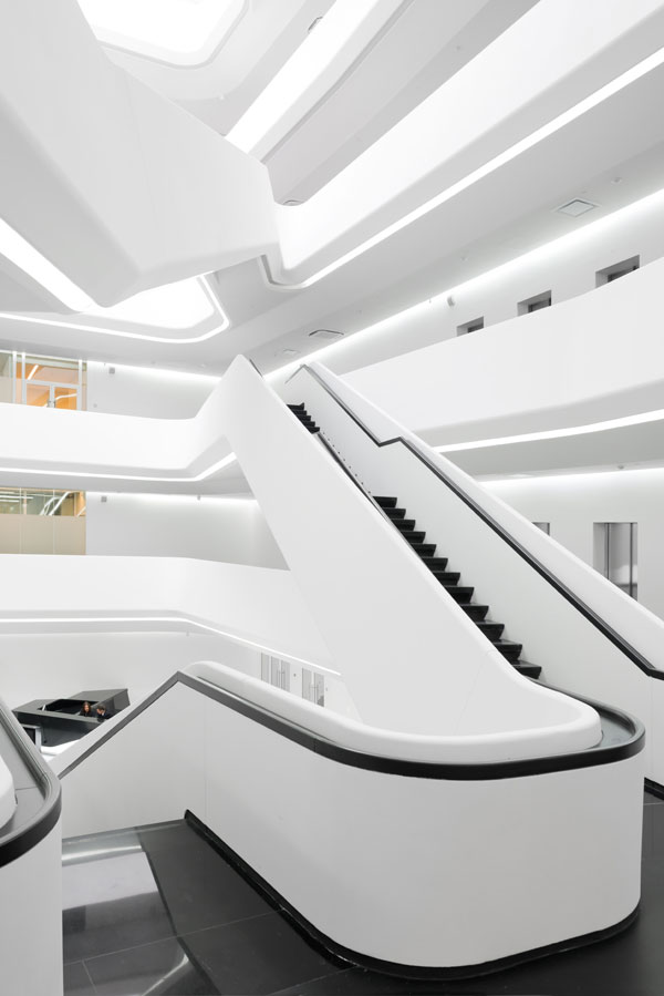 Le style architectural de Hadid s’apprécie tant à l’extérieur qu’à l’intérieur du bâtiment, avec les éléments courbes connectés entre eux de la façade, la forme complexe des escaliers et les gracieuses formes ondoyantes des meubles de l’atrium.