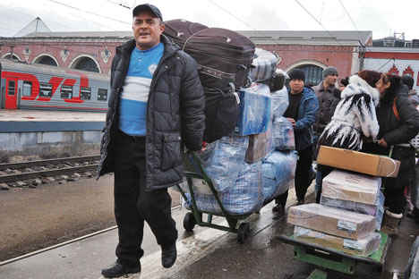 Des migrants à la gare de Kazan (Tatarstan). 