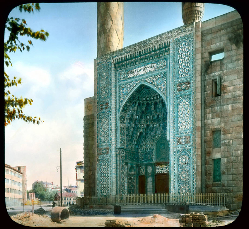 Entre 1921 et 1941, DeCou sillonna le monde et réalisa près de 8 000 diapositives sur verres, immortalisant des monuments historiques mais aussi la vie quotidienne des endroits qu’il visitait. / La mosquée principale de Léningrad  (actuel Saint-Pétersbourg), 1931.