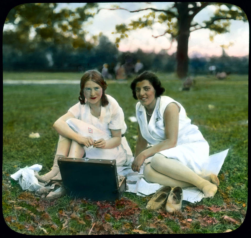 Deux jeunes femmes près du jardin du palais Catherine dans la ville de Pouchkine (anciennement Tsarskoïe Selo), à 24 km de Léningrad  (actuel Saint-Pétersbourg), 1931.
