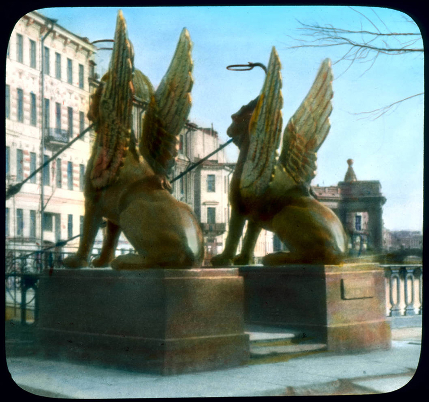Chaque carnet de voyage était illustré de quelque 150 diapositives de lanterne colorées à la main et d’images synchronisées à la musique. Il appelait ses spectacles « Photos de rêve » et les positionnait comme une « nouvelle forme fascinante de divertissement ». / Les griffons du pont de la Banque, Leningrad (actuel Saint-Pétersbourg), 1931.