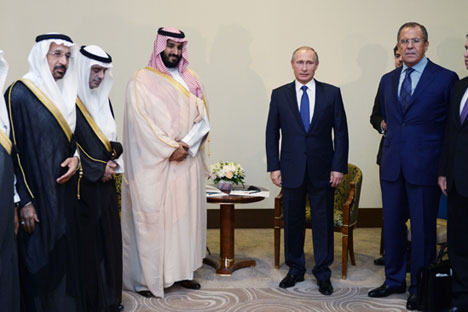Menteri Pertahanan Arab Saudi Pangeran Mohamed bin Salman (ketiga dari kiri), dan Presiden Rusia Vladimir Putin (kedua dari kanan), dan Menteri Luar Negeri Rusia Sergei Lavrov selama pertemuan di Sochi, Rusia, 11 Oktober 2015.