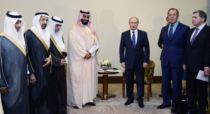 Menteri Pertahanan Arab Pangeran Muhammad bin Salman (keempat dari kiri), Presiden Rusia Vladimir Putin (ketiga dari kanan), Menteri Luar Negeri Sergei Lavrov, dan Penasihat Kepresidenan Yuri Ushakov (kanan) selama pertemuan di Sochi, Rusia, 11 Oktober 2015.