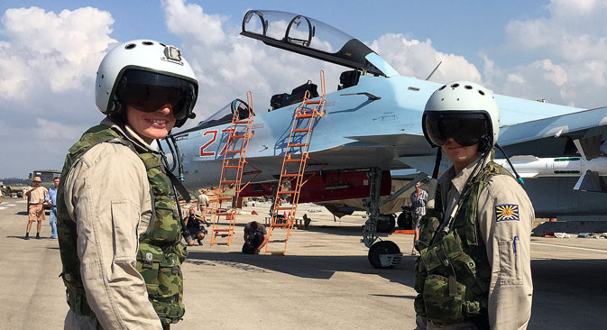 Deux pilotes russes s'apprêtent à monter à bord d'un SU-30 sur l'aérodrome de Hmeimim, en Syrie.