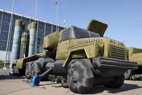 Model peluncur 5P85TM di atas truk semi-trailer dipamerkan di Pameran Angkatan Darat Militer Internasional, IDELF-2006, di Pusat Pameran Rusia.