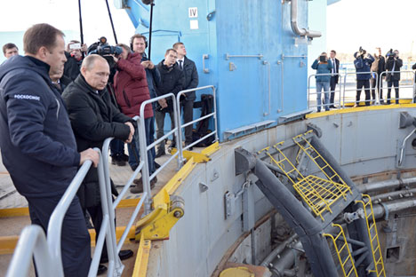 Le 14 octobre 2015. Le président russe Vladimir Poutine (2e à gauche) inspecte le cosmodrome en chantier de Vostotchny. A gauche, le directeur général de l'Agence spatiale fédérale russe "Roskosmos" Igor Komarov.