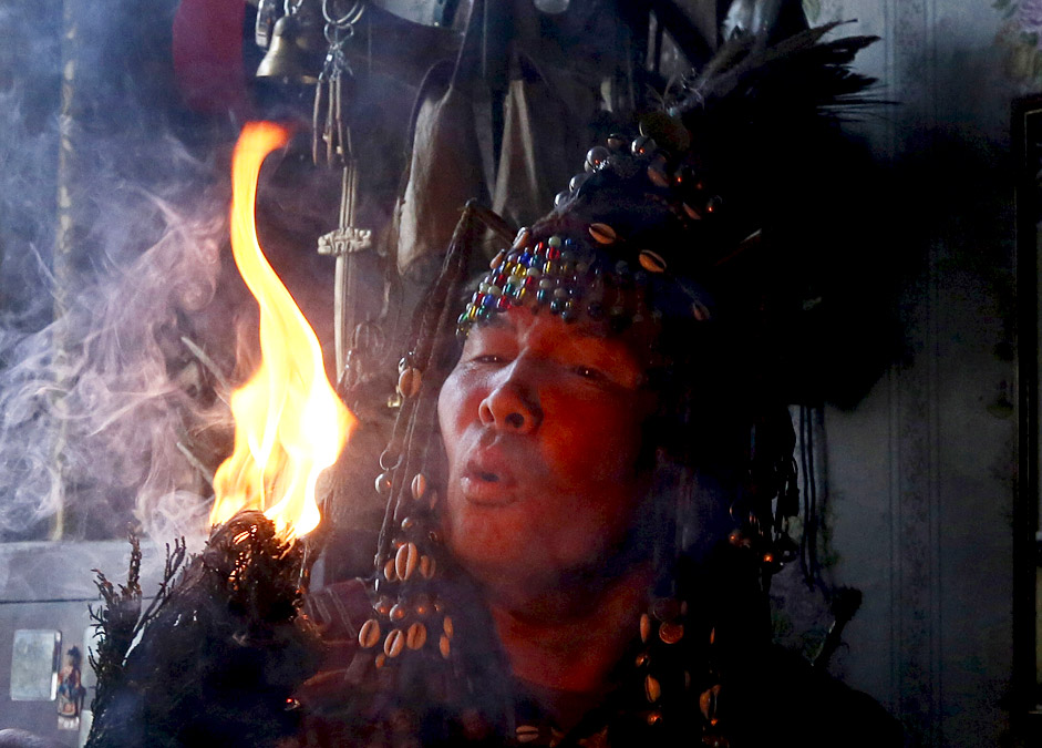 Шаманът Юрий Ооржак, представляващ обществото на шаманите Адиг Еерен (Духът на Мечката), провежда ритуал в своята резиденция в гр. Кизил (Република Тува, Южен Сибир).