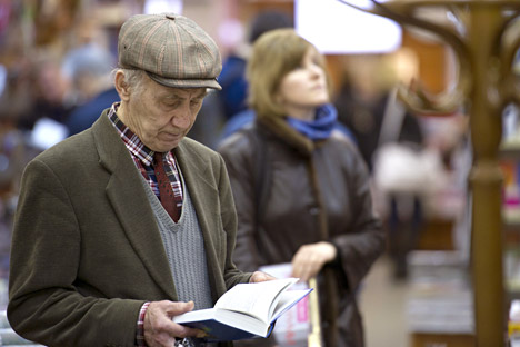 Старец во книжарницата „Библио Глобус“. 
