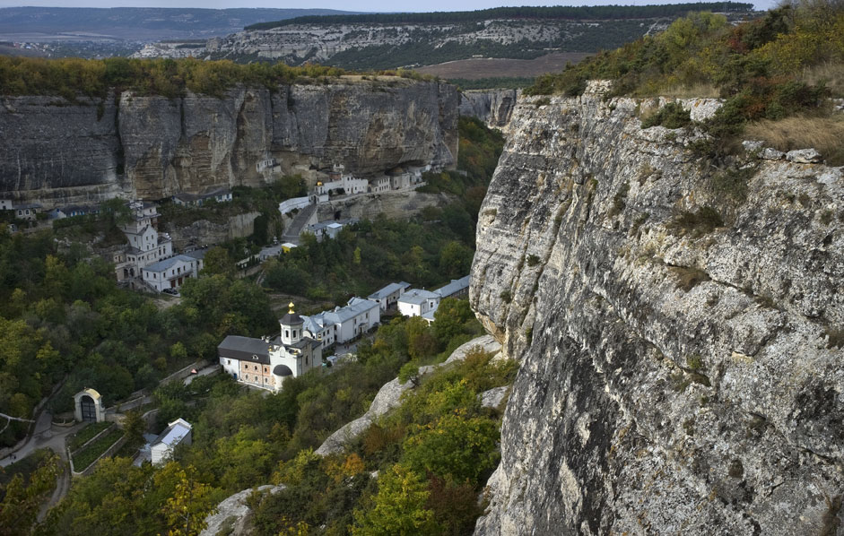 Успенскиот манастир во Бахчисарајскиот реон на Крим виден од високите карпи што го опкружуваат.