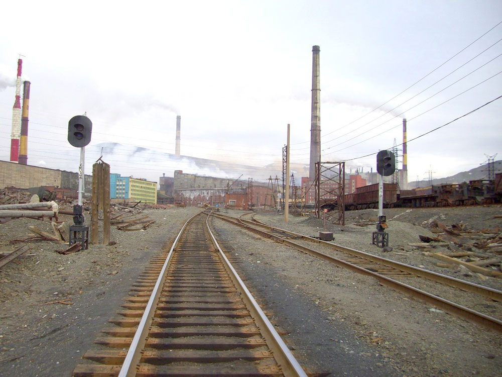 　しかし、ノリリスクの鉱山会社の経営が赤字から脱出できなかったため、1998年に旅客列車が運行を停止した。/ /ノリリスク郊外の火力発電所