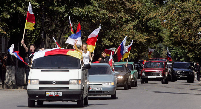 Penduduk setempat merayakan ulang tahun pertama deklarasi kemerdekaan Ossetia Selatan sambil mengendarai kendaraan di Tskhinvali, 26 Agustus 2009. Saat itu, Presiden Rusia Dmitry Medvedev mengatakan bahwa Rusia tidak akan mengubah keputusannya untuk mengakui kemerdekaan Abkhazia dan Ossetia Selatan dari Georgia.
