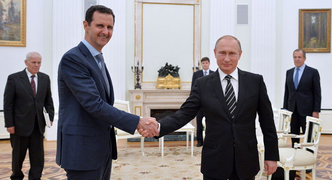 Stretta di mano tra il Presidente russo Vladimir Putin, a destra, e il leader siriano Bashar al Assad