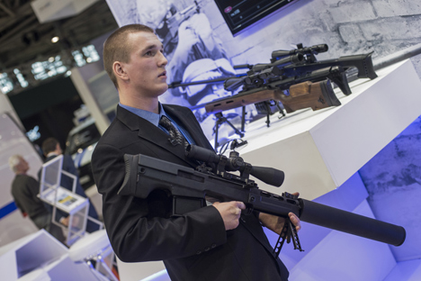 Wakil perusahaan Rostech memegang senapan penembak jitu "Vykhlop" di Pameran Internasional Keamanan Negara “Interpolitech 2015”.