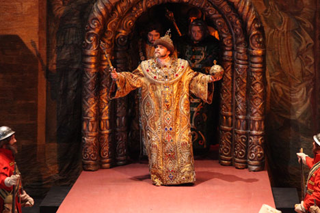 Jeder der insgesamt vier Gudonov-Pelzmäntel in der neuen Aufführung ist mit rund 5 000 Edelsteine geschmückt.
