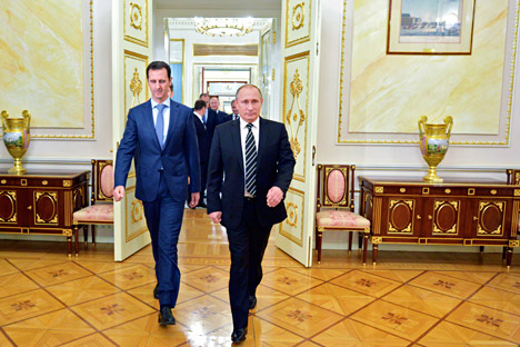 Le 20 octobre 2015 : Le président russe Vladimir Poutine (à dr.) et le président syrien Bachar el-Assad au Kremlin avant leur rencontre.