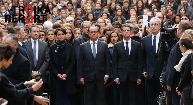 Paris, 16 novembre 2015. Le président français Francois Hollande observe une minute de silence à La Sorbonne en hommage aux victimes des attentats du 13 novembre 2015. 