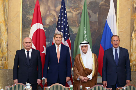 Il ministro turco degli Esteri Feridun Sinirlioglu, il segretario di Stato USA John Kerry, il ministro degli Esteri di Arabia Saudita Adel al-Jubeir e il ministro russo degli Esteri Sergei Lavrov durante il loro faccia a faccia a Vienna