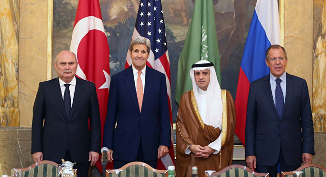 AUSTRIA, Vienna : VIENNA, AUSTRIA - OCTOBER 23: (L to R) Turkish Foreign Minister Feridun Sinirlioglu, US Secretary of State John Kerry, Saudi Arabia's Foreign Minister Adel al-Jubeir and Russia's Foreign Minister Sergey Lavrov pose for a photo in Vienna where they meet to discuss the Syrian conflict on October 23, 2015.