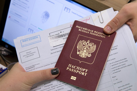 Russians believe that Russia and Ukraine should be with open borders and without visas or customs.