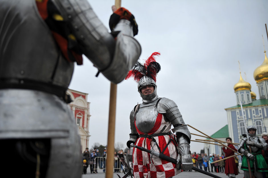 Teilnehmer mittelalterlicher Ritterspiele im Kreml der Stadt Tula in Zentralrussland.