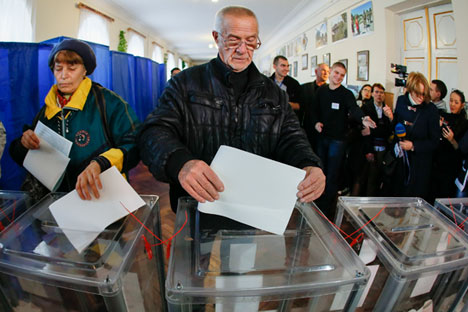 Ucranianos durante votação em Kiev no domingo (25)