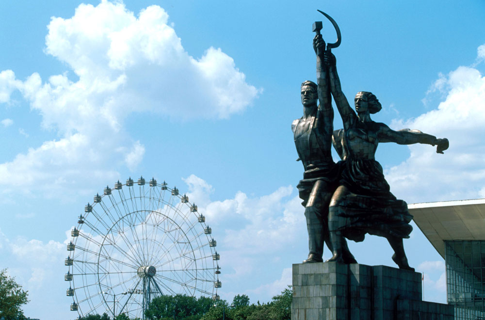Kolo, ki so ga zgradili leta 1995 ob 850. obletnici ruske prestolnice, je sodobna moskovska znamenitost in ena od redkih stvaritev iz kriznih devetdesetih let. S svojimi 73 metri je bilo to do leta 1999 največje panoramsko kolo v Evropi. / Na sliki: Moskva-850 za znamenitim kipom delavca in kolhoznice.