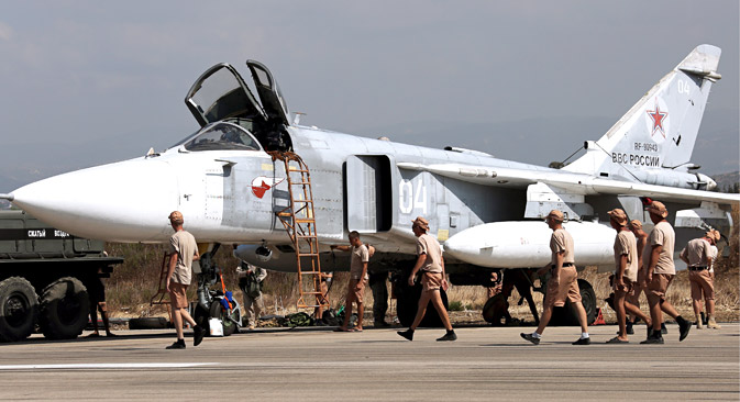 Pesawat pengebom Sukhoi Su-24 Rusia di Pangkalan Udara Hmeimin, Suriah.