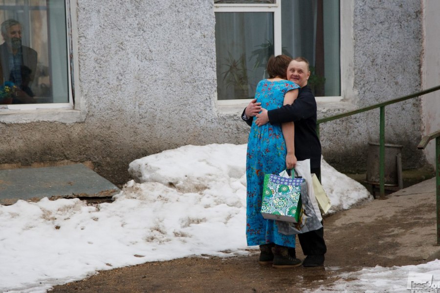 　ボランティアが到着した。高齢者や障がい者のための寄宿舎。ヴャジマ、スモレンスク州。