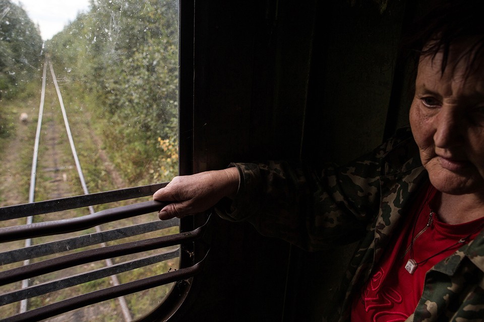Вера Николаевна преди работела в екипа за поддръжка на жп линията. Сега е пенсионер. Пътува с влак до гората, за да събира гъби и горски плодове.