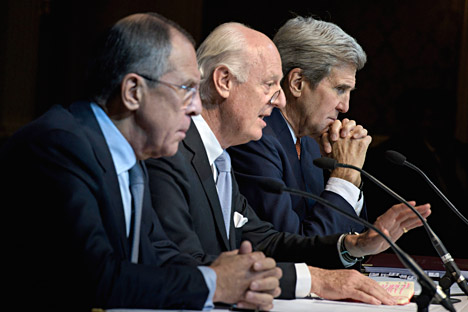 El enviado especial de la ONU para Siria, Staffan de Mistura, junto al ministro de Exteriores, Serguéi Lavrov, y el secretario de Estado estadounidense, John Kerry durante una rueda de prensa en Viena el pasado 30 de octubre.
