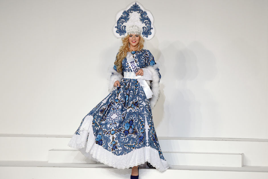 Miss Russia Walerija Kufterina präsentiert sich beim Schönheitswettbewerb „Miss International“ in Tokyo im russischen Nationalgewand.