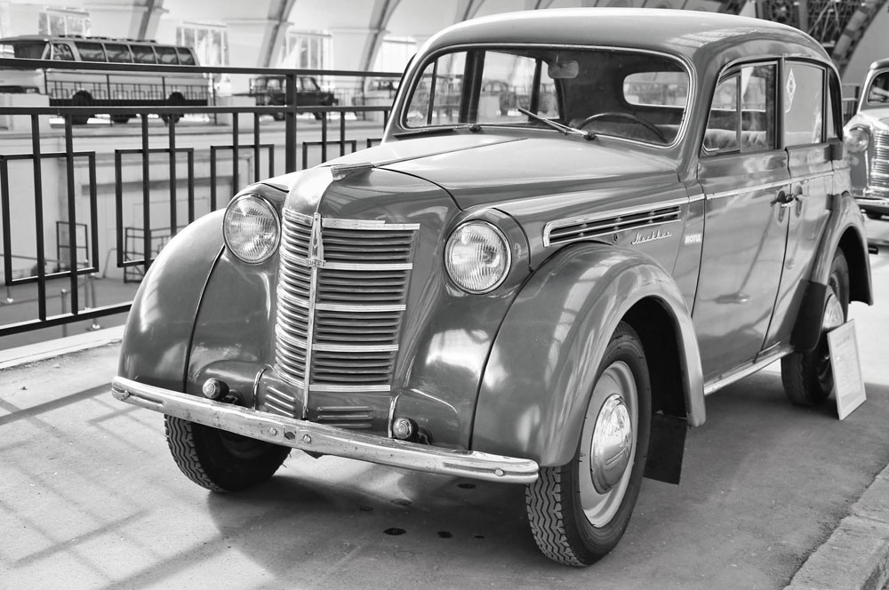 След капитулацията на нацистка Германия руснаците придобиват цялата производствена линия на „Опел“ (Opel) в Бранденбург. Чисто-новият „Москвич 400“, който слиза от производствената линия през 1947 г., на практика е преработен „Опел Кадет“ (Opel Kadett). 