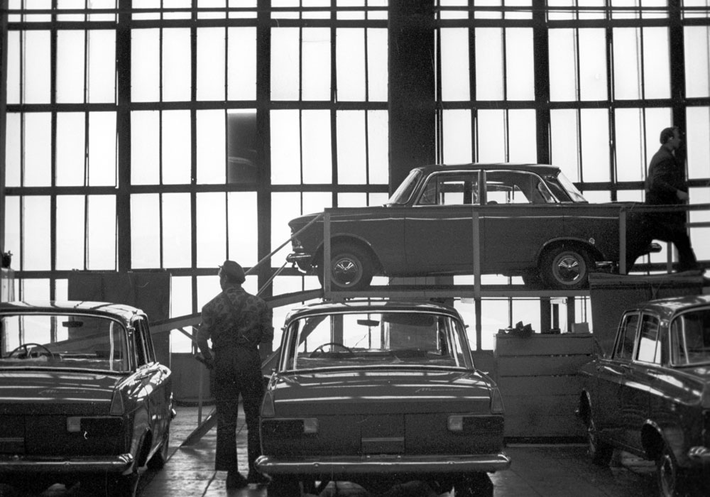 6. studenog 1930. sovjetska vlada je ponosno objavila da se otvara nova tvornica automobila. Ta industrija, koja se naziva Moskvič, bila je jedna od pionira sovjetske automobilske industrije, zajedno s tvornicom industrije Lihačov. 
