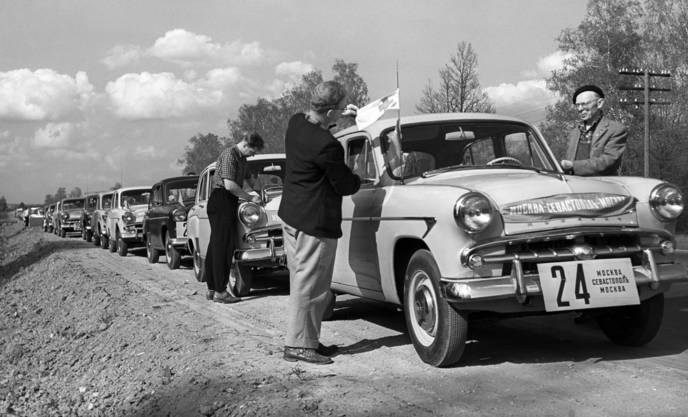 Pada 1950-1960-an, Moskvich tak berpuas diri. Pabrik tersebut memproduksi sepuluh ribu mobil baru per tahun dan mengeluarkan sejumlah model baru, termasuk mobil sedan tersuksesnya, Moskvich-407, yang menerima penghargaan dalam Expo 58 di Brussels. // Pawai Moskow-Sevastopol. 1959