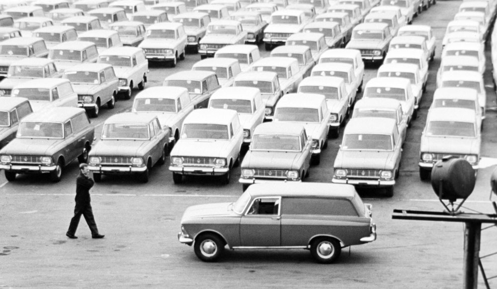 Moskvič se suočio s prvim znakovima propadanja sredinom 70-ih, jer se nije mogao natjecati s razvojem automobilske industrije. 