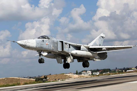 Jet tempur Sukhoi Su-24M milik Pasukan Kedirgantaraan Rusia lepas landas dari Pangkalan Udara Hmeimim, Suriah.
