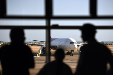 Tourists look out at a Russian plane on the tarmac of the airport in Egypt's Red Sea resort of Sharm el-Sheikh on November 6, 2015. 