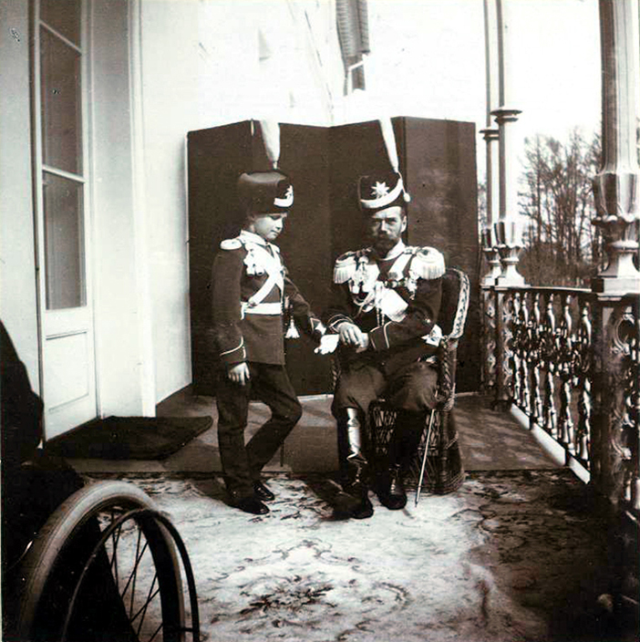 Und diente außerdem als Familienfotografin. Ihre Kamera fing das feierliche und offizielle wie das private Leben der Zarenfamilie ein. // Kronprinz Alexej und Nikolaus II auf der Terrasse des Alexanderpalastes.