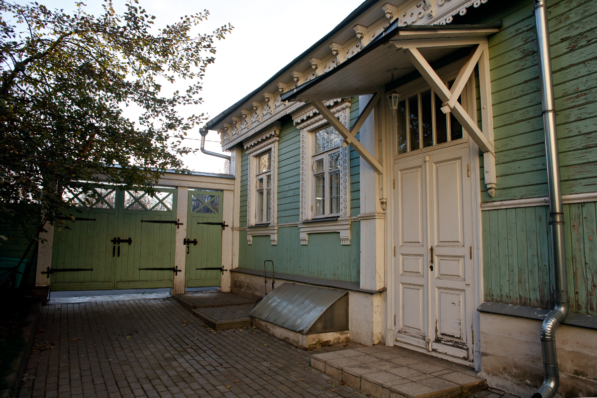 Jalan Bolshoy Predtechenskiy No. 4. Sebuah rumah hijau dengan jendela antik dan nalichnik kayu putih (bingkai jendela kayu yang diukir tangan secara tradisional). Ia terletak di wilayah Museum Memorial Sejarah Presnya, yang didedikasikan bagi sejarah Rusia modern. 