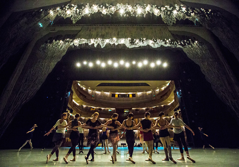  Россия. Санкт-Петербург. 12 ноября 2015. Репетиция балета "Лебединое озеро" на Второй сцене Мариинского театра.