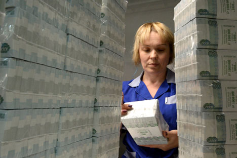 Funcionária checa impressão de dinheiro em órgão emissor na cidade de Perm
