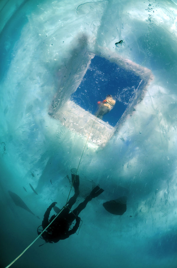 Prozirnost Bajkala je impresivna: kroz led vidiš kao kroz čašu, što doprinosi i pravljenju specifičnih fotografija. 