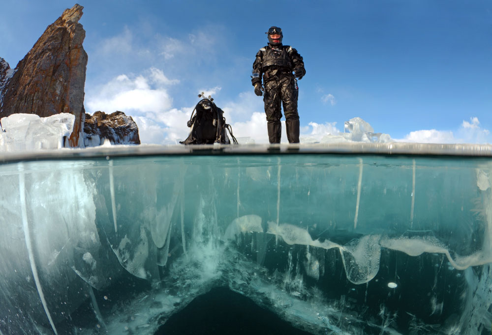 ​　冬にシベリアを訪問すべきかどうか決めかねているなら、バイカル湖の氷中ダイビングが説得するのに十分な理由となるかもしれない。