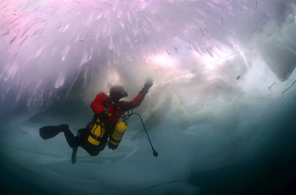 « Une fois, j’ai vu les murs d’une grotte de glace s’écrouler littéralement au moment même où le dernier plongeur de notre groupe en est sorti », raconte Andreï Nekrassov.