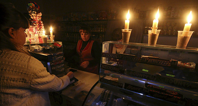 Un negozio di Simferopoli, in Crimea, accoglie i clienti nonostante l’assenza di elettricità.