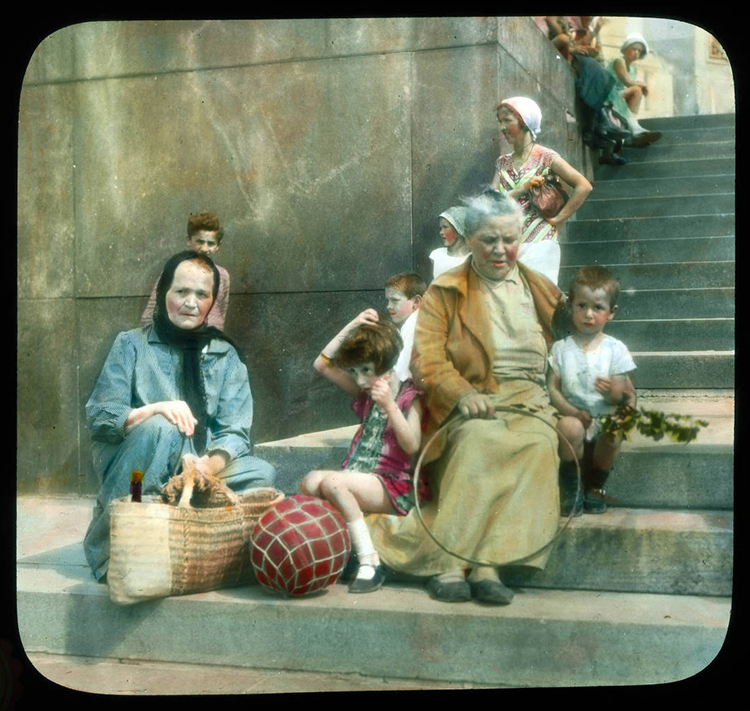 　旅行から帰国する際、ブランソン・デクーはいつも何千枚もの写真を持ち帰った。彼はそれらを公開する新たな方法を考案し、「音楽付き旅行記」と称した。/ モスクワ。レーニン図書館 (現ロシア国立図書館) の階段に座る女性と子供たち、1930年代。