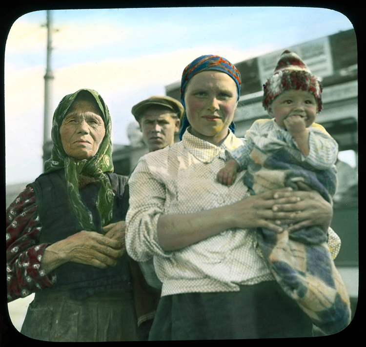 Москва. Мајка са дететом и старица снимљене 1931. на трамвајској станици.