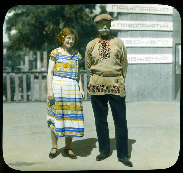 　モスクワ。デクーのガイドを務めたメアリーとウクライナの伝統衣装を纏った男性の肖像、1930年代。